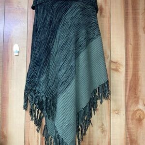 Tint & shadow green black pullover knit poncho cowl neck fringe Sz S/M